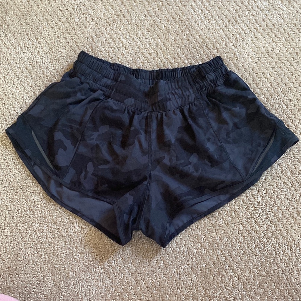 Lululemon black camo size 4 shorts